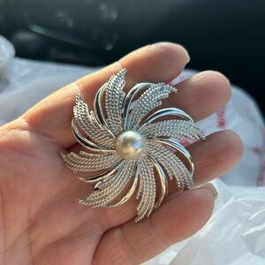 Vintage Sarah Coventry Silver Tone Pinwheel Brooch with Large Faux Pearl
